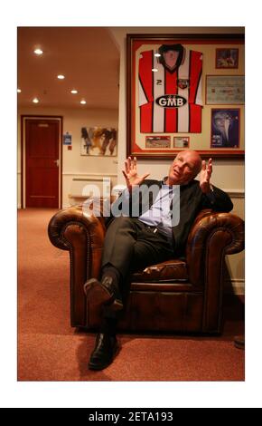 Greg Dyke, der ehemalige Generaldirektor der BBC, der nach der Hutton-Untersuchung zurückgetreten ist, wurde zum Vorsitzenden des British Film Institute ernannt.fotografiert im Fußballverein Brentford. Foto von David Sandison The Independent 11/3/2008 Stockfoto