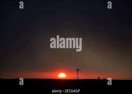 Stürmischer Himmel in der Landschaft von Pampas, Provinz La Pampa, Patagonien, Argentinien. Stockfoto
