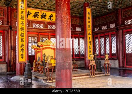 Peking, China. 2nd. Juni 2017. Der Thron der Kaiser in der Halle der zentralen Harmonie in der Verbotenen Stadt Peking. Stockfoto