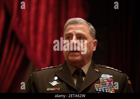 US Army General Mark A. Milley, Vorsitzender der Joint Chiefs of Staff, hält eine kurze Rede während der Preisverleihung für Capitol Police Officer Eugene Goodman in der Senate Ceremonial Chamber of the Capitol 25. Februar 2021 in Washington, DC. Goodman erhielt den Joint Meritorious Civilian Service Award für seine Aktionen zum Schutz der Gesetzgeber während des Angriffs auf das Kapitol. Stockfoto