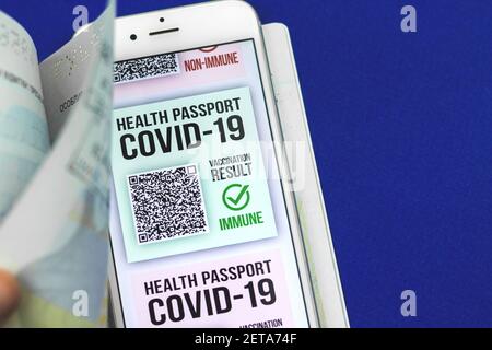 Gesundheitspass App Nahaufnahme, zeigt Reisenden digitale Dokumente mit COVID-19 Testergebnis, konzeptuelles Bild Stockfoto