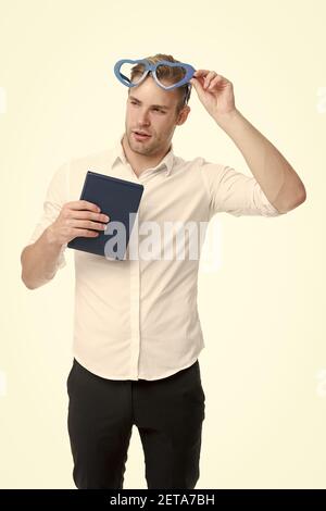 Romantischer Autor. Lehrer lustiger Kerl. Student liest. Buchfreund mit niedlicher Brille. Mann mit Buch. Lernen Sie hart. Bookworm und Bibliothekskonzept. In die Poesie verliebt. Student mit Buch. Stockfoto