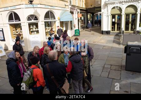 Besucher, Touristen hören Reiseführer in Bath, somerset, großbritannien Stockfoto