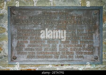 Nahaufnahme einer Metalltafel, die Isambard Kingdom Brunel als Designer der Clifton Suspension Bridge in Bristol, Großbritannien, am 18. Oktober 2009 erinnert Stockfoto