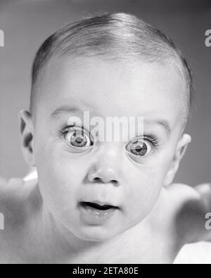 1960S CLOSE-UP PORTRAIT GESICHT BABY JUNGE MIT GROSSEN AUGEN SUCHEN BEI DER KAMERA - B22312 HAR001 HARS B&W AUGENKONTAKT VISION WONDER BUG-EYED EHRFURCHT HUMORVOLLES GLÜCK KOPF UND SCHULTERN KOMISCHE VERWUNDERUNG NAHAUFNAHME COMEDY NEUGIERIG BABY JUNGE WEITÄUGIGE WACHSTUM JUGENDLICHE ERSCHROCKEN GROSS AUGEN SCHWARZ UND WEISS KAUKASISCHEN ETHNIZITÄT HAR001 ALTMODISCH Stockfoto