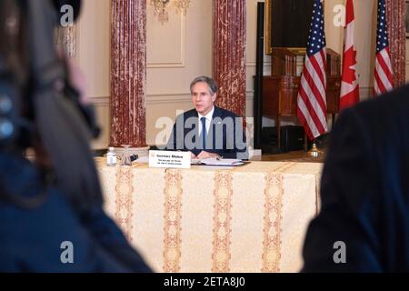 US-Außenminister Antony Blinken trifft sich virtuell mit dem kanadischen Außenminister Marc Garneau vom Außenministerium Harry S. Truman Building am 26. Februar 2021 in Washington, DC. Stockfoto