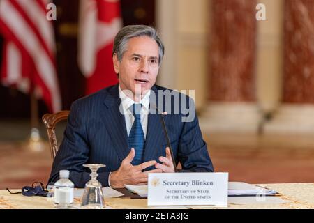 US-Außenminister Antony Blinken trifft sich virtuell mit dem kanadischen Außenminister Marc Garneau vom Außenministerium Harry S. Truman Building am 26. Februar 2021 in Washington, DC. Stockfoto