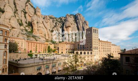 Ein Überblick Blick auf die große Abtei Santa Maria de Montserrat, auf einem hohen Hügel in Montserrat, Spanien. Stockfoto