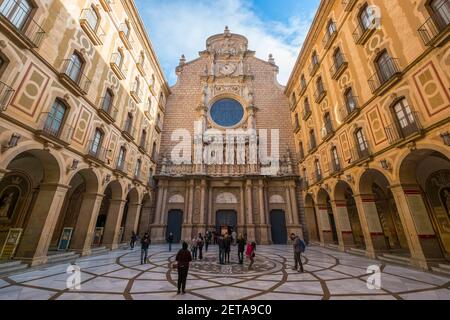 Die Fassade der Kirche von Francisco de Paula del Villar y Carmona in der Abtei Santa Maria de Montserrat, auf einem hohen Hügel in Montserrat, Spanien. Stockfoto