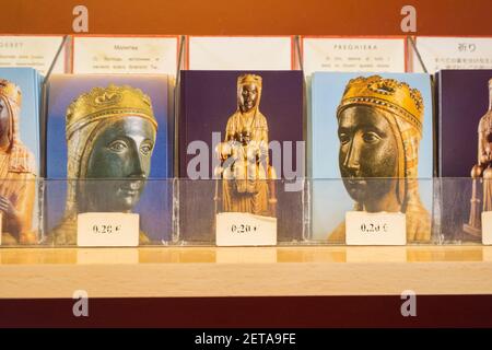 Im Geschenkeladen Postkarten mit Bildern der berühmten Ikone, der Schwarzen Madonna. In der Abtei Santa Maria de Montserrat in Montserrat, Spanien. Stockfoto