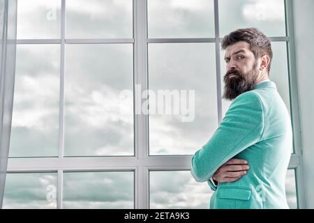 Man stand am Fenster nervös über Hochzeit. Richtige Entscheidung. Hochzeit morgen Konzept. Leben und Erwartungen. Hochzeitstag. Bräutigam bärtigen Hipster reifer Mann tragen Hellblau Smoking und Fliege. Stockfoto