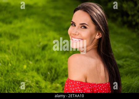 BCK Rückgrat Ansicht Foto von schönen glücklich charmante Dame Natur Sommersaison gute Laune Lächeln im Freien im Park draußen Stockfoto