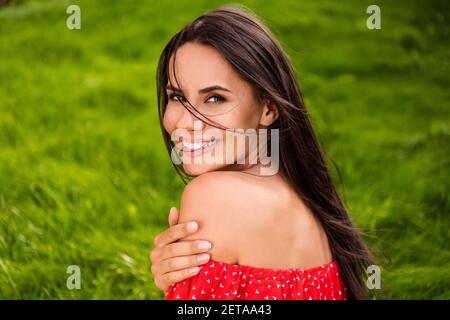 BCK Rückgrat Ansicht Foto von glücklich entspannt Frau halten Hand Schulter grünen Rasen Rest im Park draußen Stockfoto