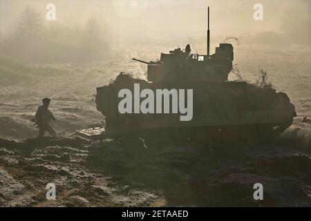 Hohenfels, Deutschland. März 2021, 01st. U.S. Army Soldiers mit dem 1st Panzerbrigade Combat Team, 1st Cavalry Division Forces an einem nebligen Morgen nach der letzten Schlacht bei Combined Resolve XV, auf dem Hohenfels Trainingsgelände am 1. März 2021 in Hohenfels, Deutschland. Quelle: Planetpix/Alamy Live News Stockfoto