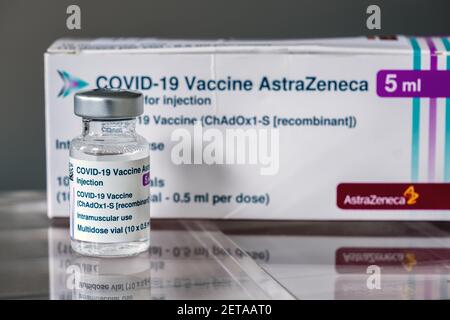 Montreal, CA - 1. März 2021: Fläschchen des Impfstoffes AstraZeneca Covid-19 vor der Impfstoffkiste Stockfoto