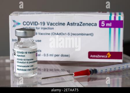Montreal, CA - 1. März 2021: Fläschchen des Impfstoffes AstraZeneca Covid-19 vor der Impfstoffkiste Stockfoto