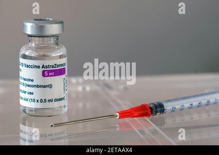 Montreal, CA - 1. März 2021: Fläschchen mit AstraZeneca Covid-19-Impfstoff und Spritze Stockfoto