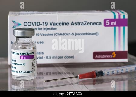 Montreal, CA - 1. März 2021: Fläschchen des Impfstoffes AstraZeneca Covid-19 vor der Impfstoffkiste Stockfoto
