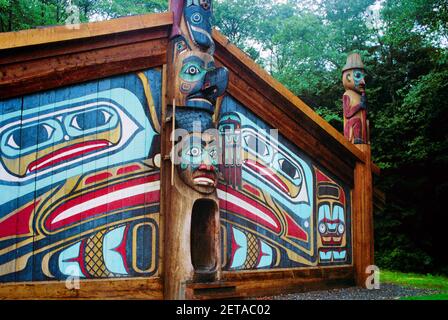 1990S REPLIK EINES TRADITIONELLEN HÄUPTLINGS'S CLANHAUS MIT DEKORIERT HAUSPOSTEN TOTEM BIGHT STATE PARK IN DER NÄHE VON KETCHIKAN AK USA - KR104172 KRU001 HARS VEREINIGTE STAATEN VON AMERIKA AMERIKANER PLANKE NORDAMERIKA DEKORATION NORDAMERIKA POLE ALASKA STRUKTUR ABENTEUER ENTDECKUNG ÄUSSERE TRADITION REISE USA STOLZ GESCHNITZTE HÄUSER IN DER NÄHE BEMALTE KETCHIKAN NORDWEST-WESTKÜSTE ZEDER ETABLIERT PHANTASIE STILVOLLE INDIANISCHE SITKA BIGHT KREATIVITÄT NATIVE AMERIKANER PAZIFIK NORDWESTEN REPLIK TOTEM AK CLAN INDIGENE NORDWESTLICHE ALTMODISCH Stockfoto