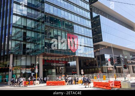 Schüler der Sekundarstufe in Parramatta Schule hat für den Tag zu Fuß vorbei an der westlichen Universität Sydney, Sydney, NSW, Australien beendet Stockfoto