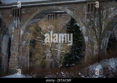 Stanczyki im Winter zwei historische Eisenbahnviadukte Nordpolen Stockfoto