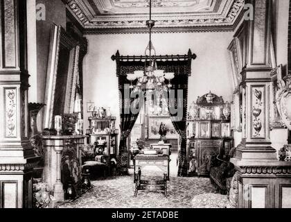 1880S STUBENMÖBEL IN EINEM MILLIONÄR'S REICH VERZIERTEN HAUS TURN OF DAS 20TH JAHRHUNDERT USA - O2371 SPL001 HARS WOHNZIMMER DRAPERIE GESCHNITZTE HÄUSER ÜBERSCHÜSSIGE ORNAMENTIK 19TH JAHRHUNDERT ÜBERLADEN 1880S INTERIEUR DESIGN SALON RESIDENZ STILVOLLE HOLZARBEITEN DETAILLIERTE MILLIONÄR DECKE DEKORATIVE WOHNUNG EINRICHTUNGSGEGENSTÄNDE WOHNKULTUR VERSCHWENDERISCHE SCHWARZ-WEISSE MÖBEL ALTMODISCH Stockfoto