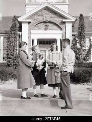 1950S 4 JUGENDLICHE STEHEN VOR DEM SCHULGEBÄUDE MÄNTEL TRAGEN BÜCHER 3 MÄDCHEN UND 1 JUNGEN - S9739 HAR001 HARS PERSONEN MÄNNER TEENAGER MÄDCHEN TEENAGER JUNGE S&W. SCHULEN UND VERNETZUNG NIEDRIGEN WINKEL HIGH SCHOOL SOZIALISIERUNG HIGH SCHOOLS VERBINDUNG FREUNDLICH STILVOLLE TEENAGERALTER JUGENDLICHE ZWEISAMKEIT SCHWARZ UND WEISS BOBBY SOCKEN KAUKASISCHE ETHNIZITÄT HAR001 ALTMODISCHE PENNY SLIPPER Stockfoto