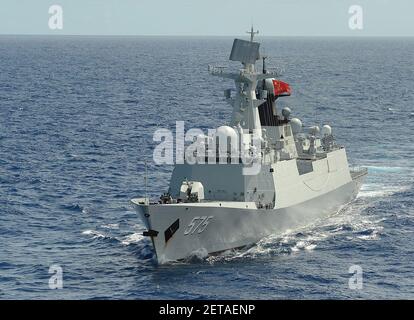 Volksbefreiungsarmee (Navy) Fregatte PLA(N) Yueyang (FF 575) dampft in Formation mit 42 anderen Schiffen und U-Booten während der Rim of the Pacific (RIMPAC) Übung 2014. Stockfoto