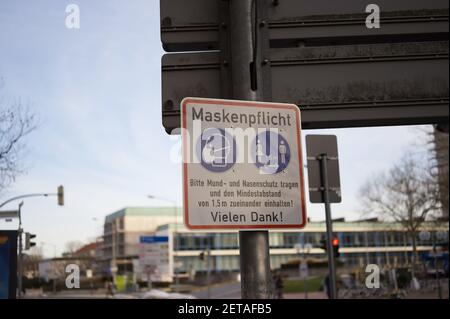 WOLFSBURG, DEUTSCHLAND - 19. Feb 2021: Wolfsburg, Deutschland - 19. Februar 2020 - EIN Schild erinnert an die Pflicht, eine Maske zu tragen (Maskenanforderung, deutsch: Stockfoto