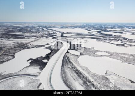 Luftaufnahme der Mackenzie River Eisstraße im Winter, die Gemeinden im Beaufort Delta, Northwest Territories, Kanadas westliche Arktis verbindet. Stockfoto