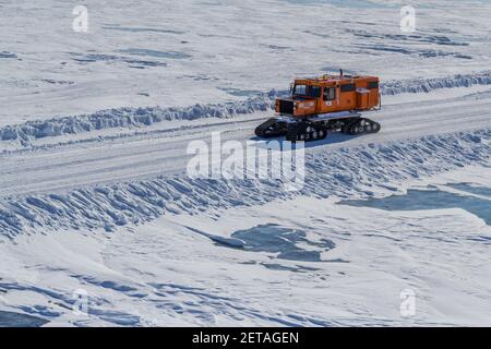 Tucker-Terra über Schnee Fahrzeug während der Winterbauarbeiten, Inuvik-Tuktoyaktuk Highway, Northwest Territories, Kanadas Arktis. Fertiggestellt im November 2 Stockfoto