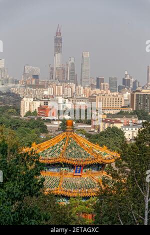 Peking, China. 2nd. Juni 2017. Panoramablick vom Jingshan Park über den Guanmiao Pavillon und das moderne Peking in China. Stockfoto