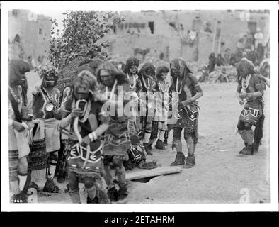 Durchführung von Hopi Snake Dance Zeremonie im Pueblo von Oraibi, Arizona, 1898 Stockfoto