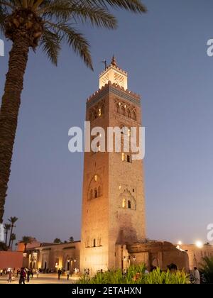 Nachtansicht des Minaretts der koutoubia-Moschee in der Nähe des marktes jemaa el-fnaa in marrakesch, marokko Stockfoto