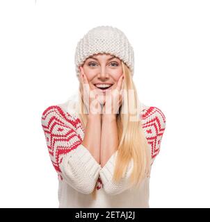 Schöne junge Frau in Winterkleidung auf weißem Hintergrund. Stockfoto