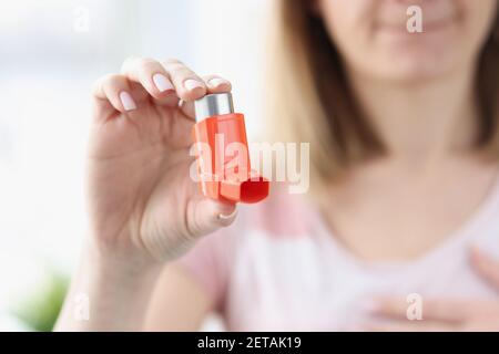 Frau hält einen Asthmainhalator in der Hand Stockfoto
