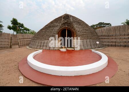 Traditionelle königliche Ruandische Hütte im ethnographischen Museum in Huye, Ruanda. Stockfoto