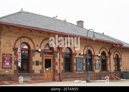 Dieser Amtrak-Bahnhof liegt westlich des UNH Campus in Durham NH. Durham Station ist ein Bahnhof für Personenverkehr im Besitz der Universität, aber seine Parkplätze ein Stockfoto