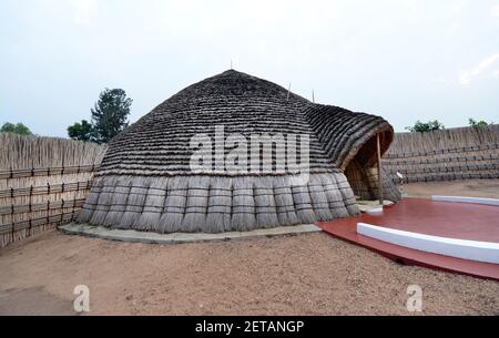 Traditionelle königliche Ruandische Hütte im ethnographischen Museum in Huye, Ruanda. Stockfoto