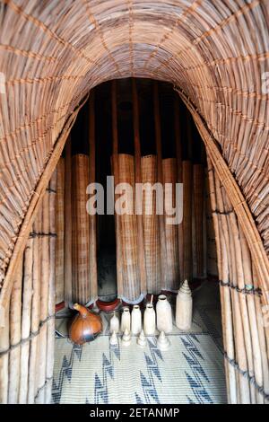 Traditionelle königliche Ruandische Hütte im ethnographischen Museum in Huye, Ruanda. Stockfoto
