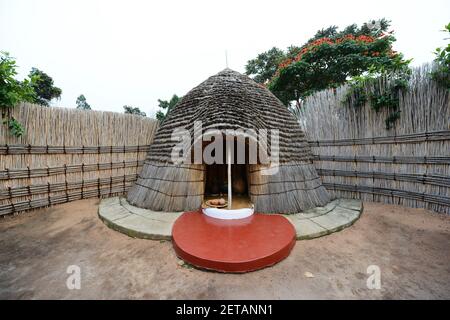 Traditionelle königliche Ruandische Hütte im ethnographischen Museum in Huye, Ruanda. Stockfoto