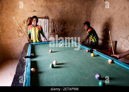 Äthiopische Jungen spielen Billard. Stockfoto