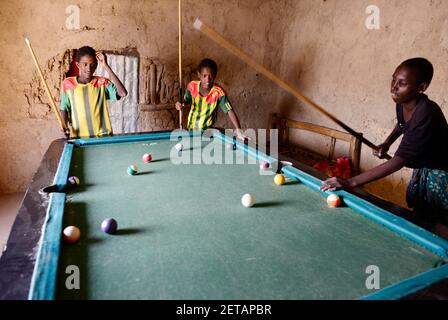 Äthiopische Jungen spielen Billard. Stockfoto