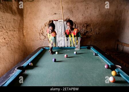 Äthiopische Jungen spielen Billard. Stockfoto