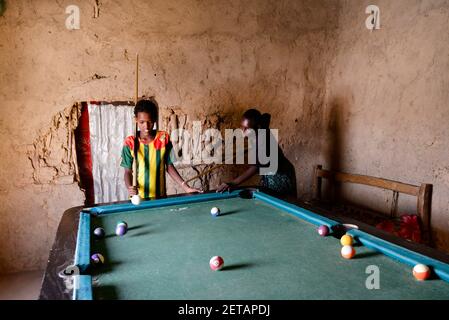 Äthiopische Jungen spielen Billard. Stockfoto