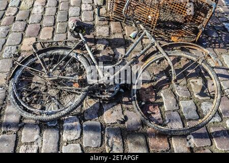 Das rostige Fahrrad hat das Wasser aus der Reinigung des Hafens herausbekommen Kiel in Deutschland Stockfoto