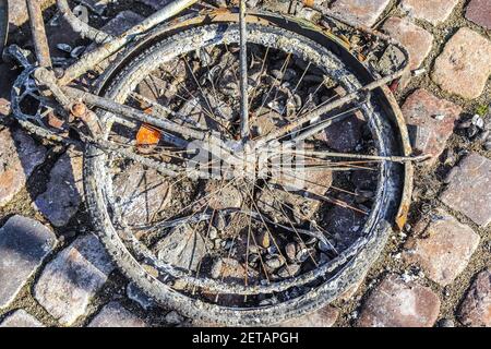 Das rostige Fahrrad hat das Wasser aus der Reinigung des Hafens herausbekommen Kiel in Deutschland Stockfoto