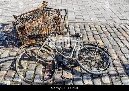 Das rostige Fahrrad hat das Wasser aus der Reinigung des Hafens herausbekommen Kiel in Deutschland Stockfoto