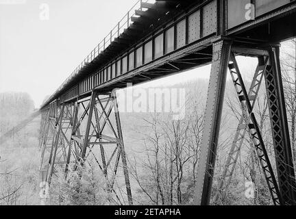 PERSPEKTIVISCHE ANSICHT VON BÖCKEN UND GITTERROST-EISENBELLEN NACH NORDWESTEN - Mahoning Creek Trestle, überspannt Mahoning Creek, 1 Meile westlich von Goodville, Blairsville, Indiana County, PA (Schnitt). Stockfoto