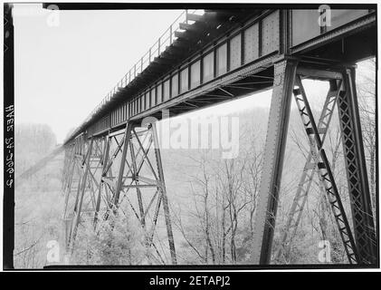 PERSPEKTIVISCHE ANSICHT VON BÖCKEN UND GITTERROSTEN MIT BLICK NACH NORDWESTEN - Mahoning Creek Trestle, überspannt Mahoning Creek, 1 Meile westlich von Goodville, Blairsville, Indiana County, PA. Stockfoto